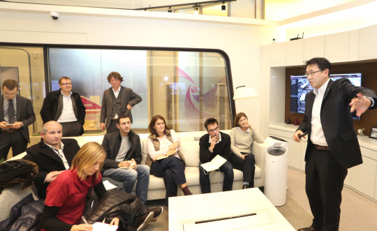 LG유플러스는 지난 5일 프랑스 브이그텔레콤 주요 임원과 프랑스 주요 언론 기자단이 LG유플러스 용산사옥과 상암사옥을 방문했다고 6일 밝혔다. 이들은 LG유플러스의 LTE 성과와 사물인터넷(IoT), 5세대(G) 이동통신 준비상황 등을 직접 살펴봤다. 김상부 LG유플러스 제휴 1담당 상무(오른쪽 첫번째)가 브이그텔레콤 임원들과 프랑스 언론에 LTE, IoT 서비스 현황을 설명하고 있다. <LG유플러스 제공>